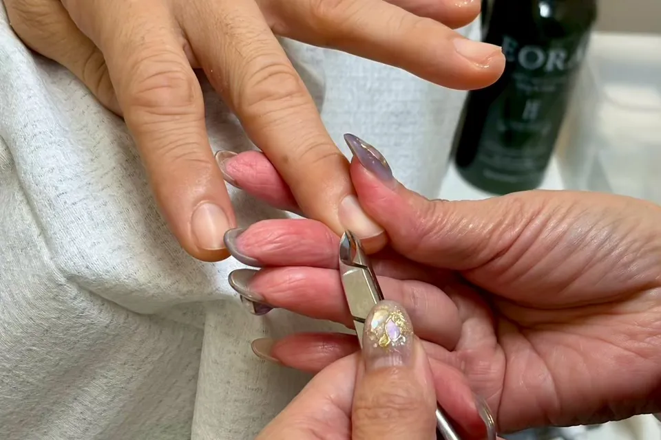 ハンドケアの甘皮処理の様子｜Glanz Nail